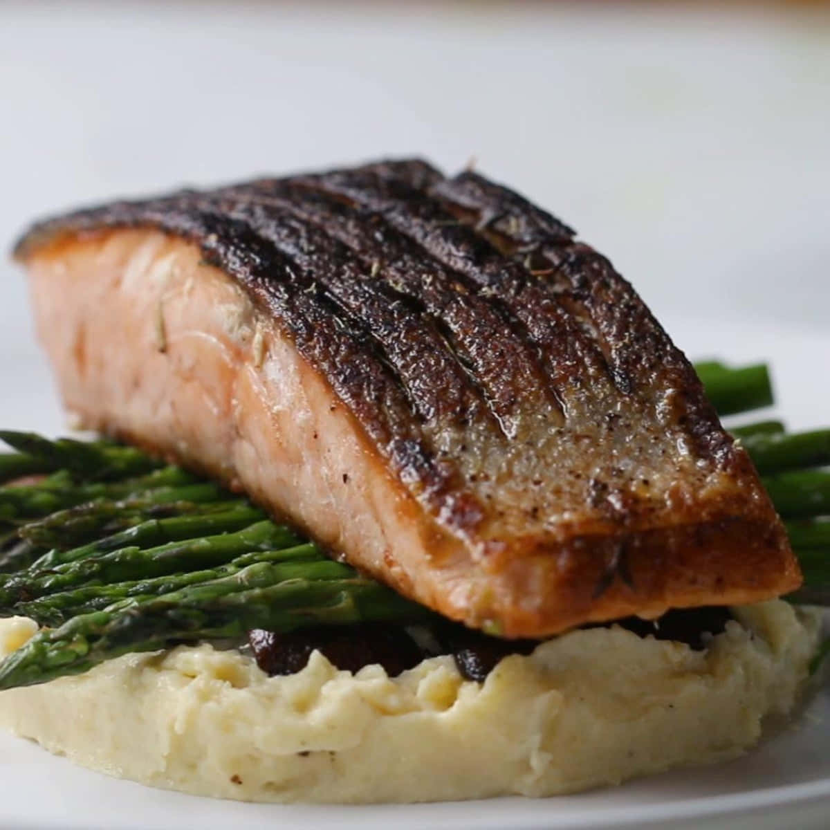 Salmon 桌布 壁紙 — 完美烤製的鮭魚菲力（帶焦脆魚皮）置於烤蘆筍和奶油馬鈴薯泥之上。