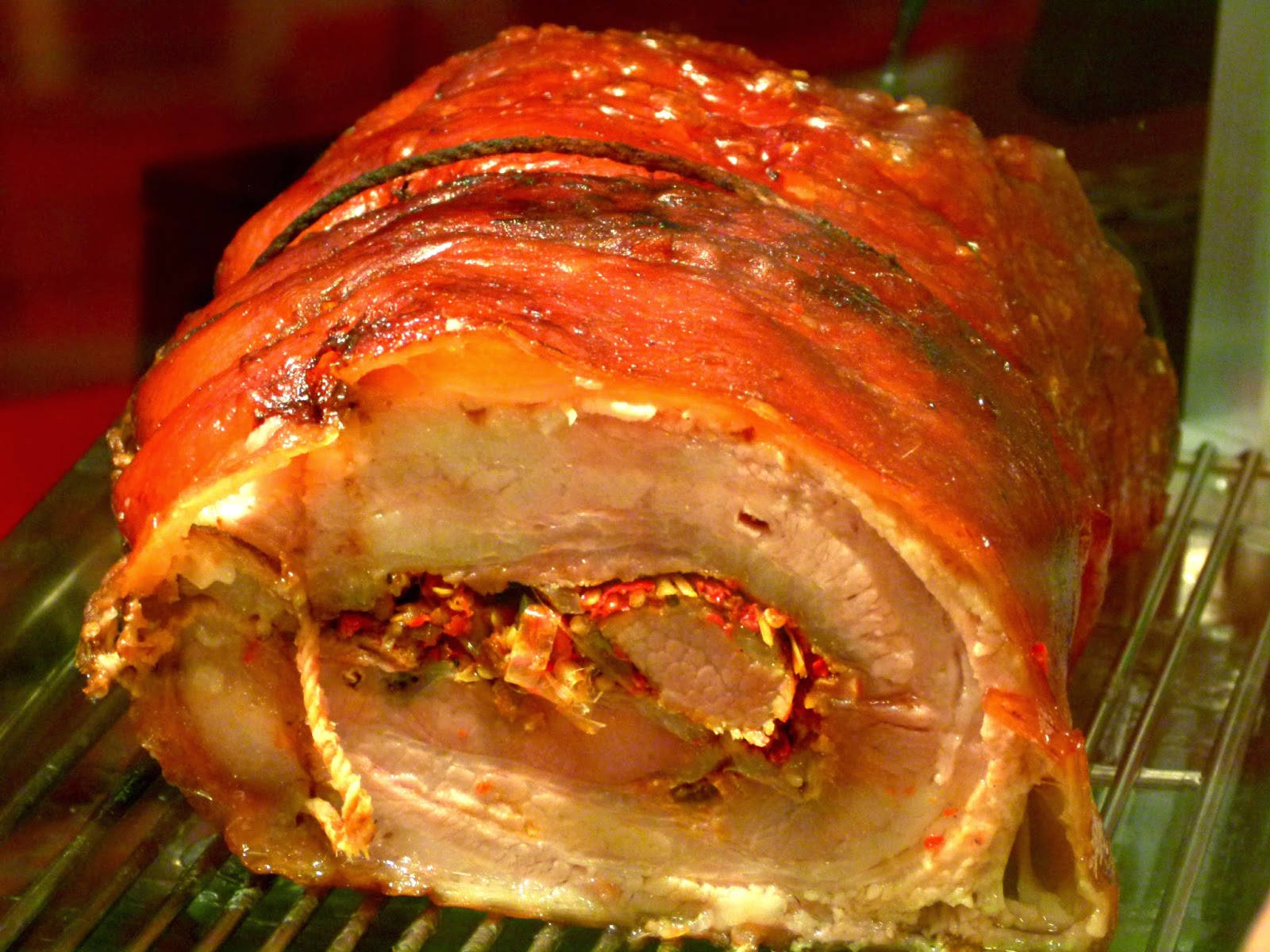Pig 桌布 壁紙 — 完美烤豬肉，帶有酥脆焦糖外皮和香草餡料，放在金屬架上。
