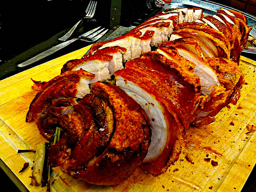 Pig 桌布 壁紙 — 完美烤豬肉切片放在木砧板上，帶有酥脆的豬皮和多汁的肉。