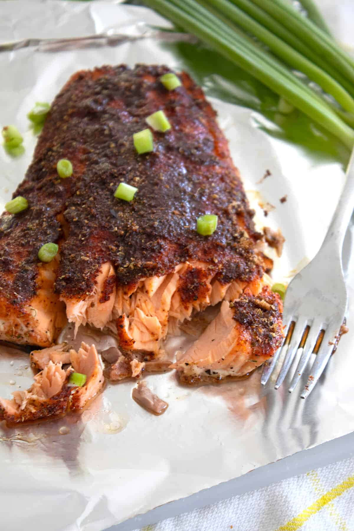 Salmon 桌布 壁紙 — 完美烤鮭魚排的特寫，帶有脆皮和新鮮青蔥，放在錫箔紙上。