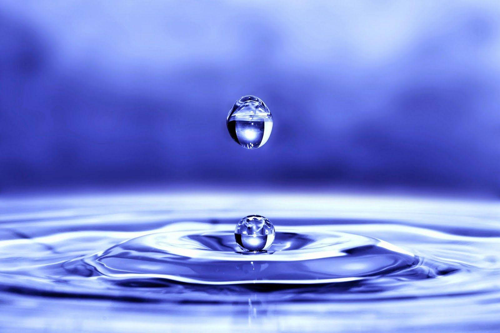 Rippling 桌布 壁紙 — 完美的藍色水滴懸浮在漣漪表面上的倒影之上，光線柔和。