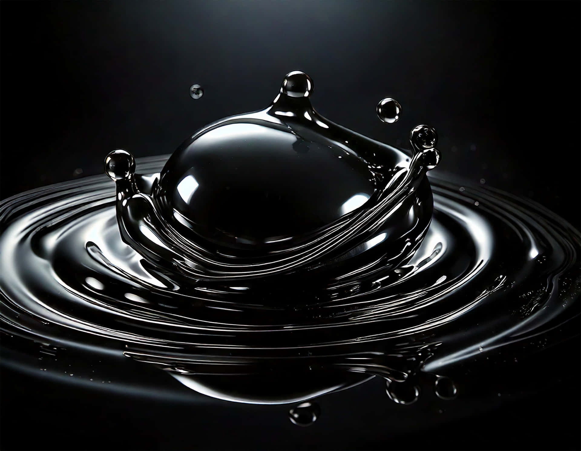 Black Oil 壁紙 — 完美的黑色水滴皇冠在黑暗表面上飛濺，產生同心漣漪和閃閃發光的高光。