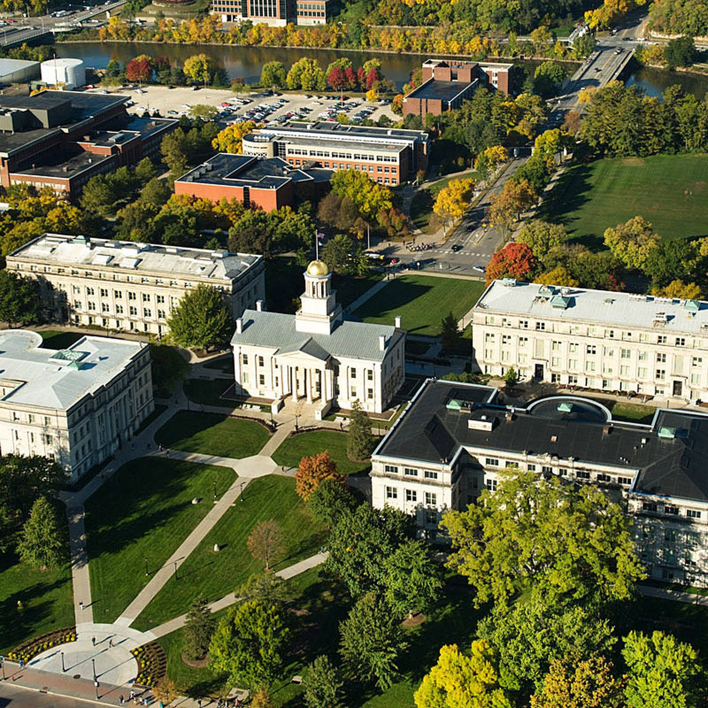 United States 桌布 壁紙 — 宏偉大學校園的鳥瞰圖，古典建築被秋樹和修剪整齊的草坪環繞。