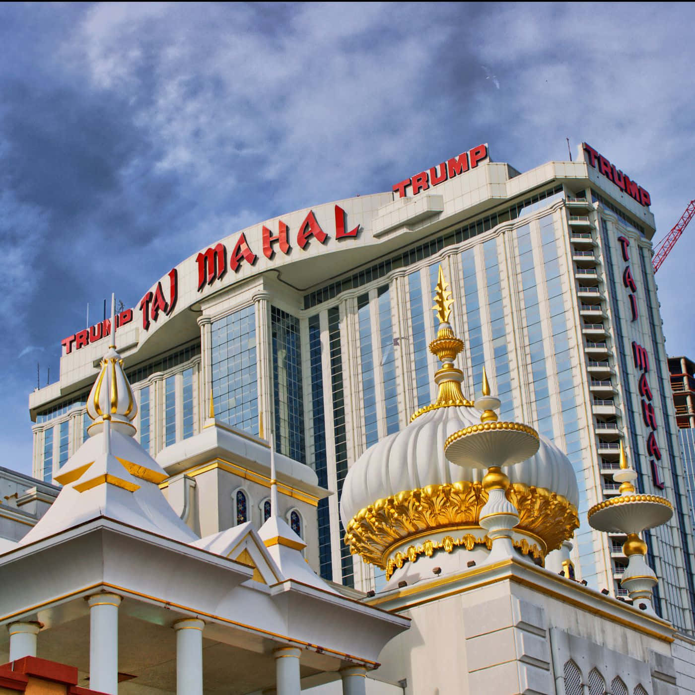 Hotel 桌布 壁紙 — 宏偉的Trump Taj Mahal飯店，金色圓頂和玻璃外牆，天空多雲。