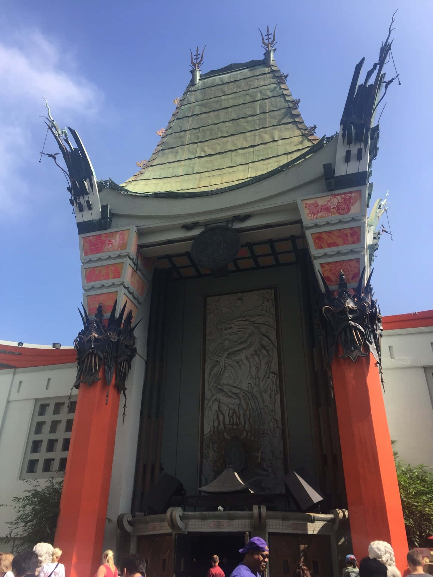 建築 桌布 壁紙 — 宏偉的中式劇院入口，紅色柱子、綠色屋頂，在明亮的藍天下，下方有遊客。