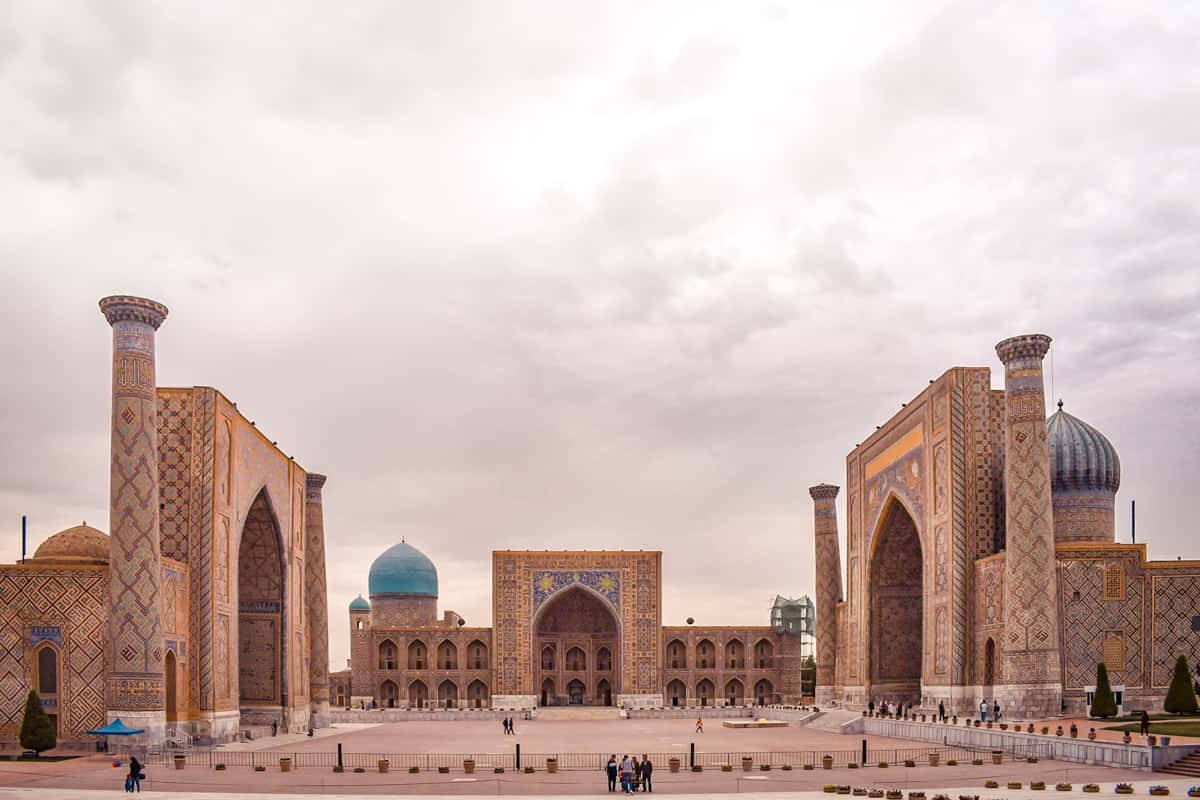 Uzbekistan 桌布 壁紙 — 宏偉的伊斯蘭建築，擁有綠松石圓頂和複雜的瓷磚工藝，天空多雲。