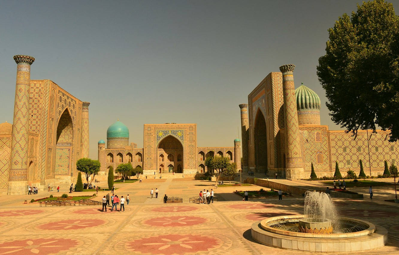 Uzbekistan 桌布 壁紙 — 宏偉的伊斯蘭建築，擁有綠松石圓頂和精緻瓷磚，在清澈的藍天下。