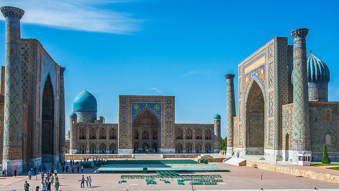 Uzbekistan 桌布 壁紙 — 宏偉的伊斯蘭建築，擁有綠松石圓頂和精緻的瓷磚工藝，在清澈的藍天下。