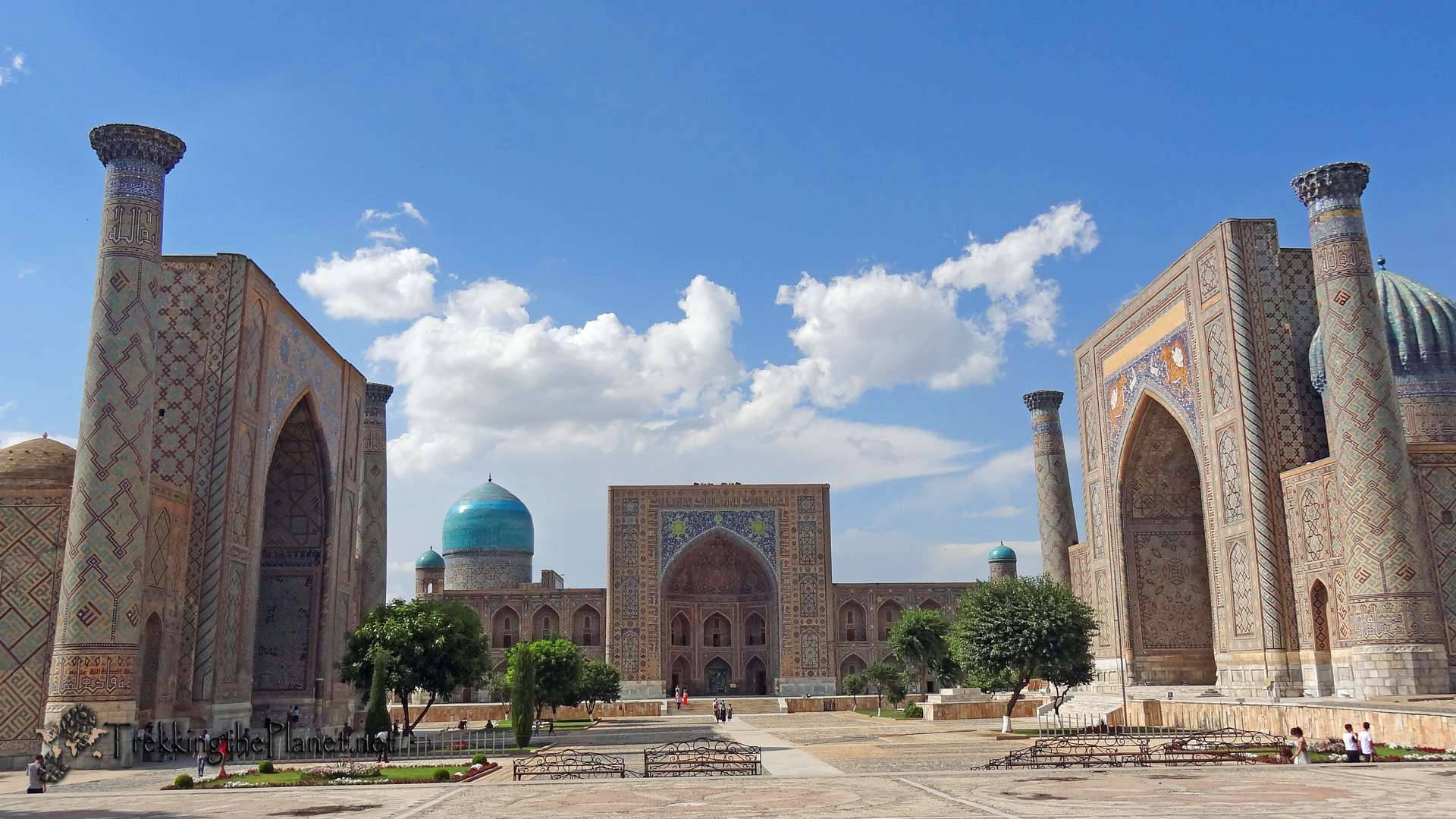 Uzbekistan 桌布 壁紙 — 宏偉的伊斯蘭建築，擁有綠松石圓頂和精緻瓷磚，在明亮的藍天和蓬鬆的白雲下。
