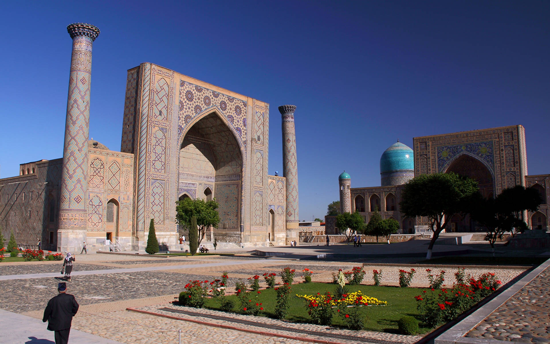 Uzbekistan 桌布 壁紙 — 宏偉的伊斯蘭建築群，擁有綠松石圓頂和精緻瓷磚工藝，在清澈的藍天下。