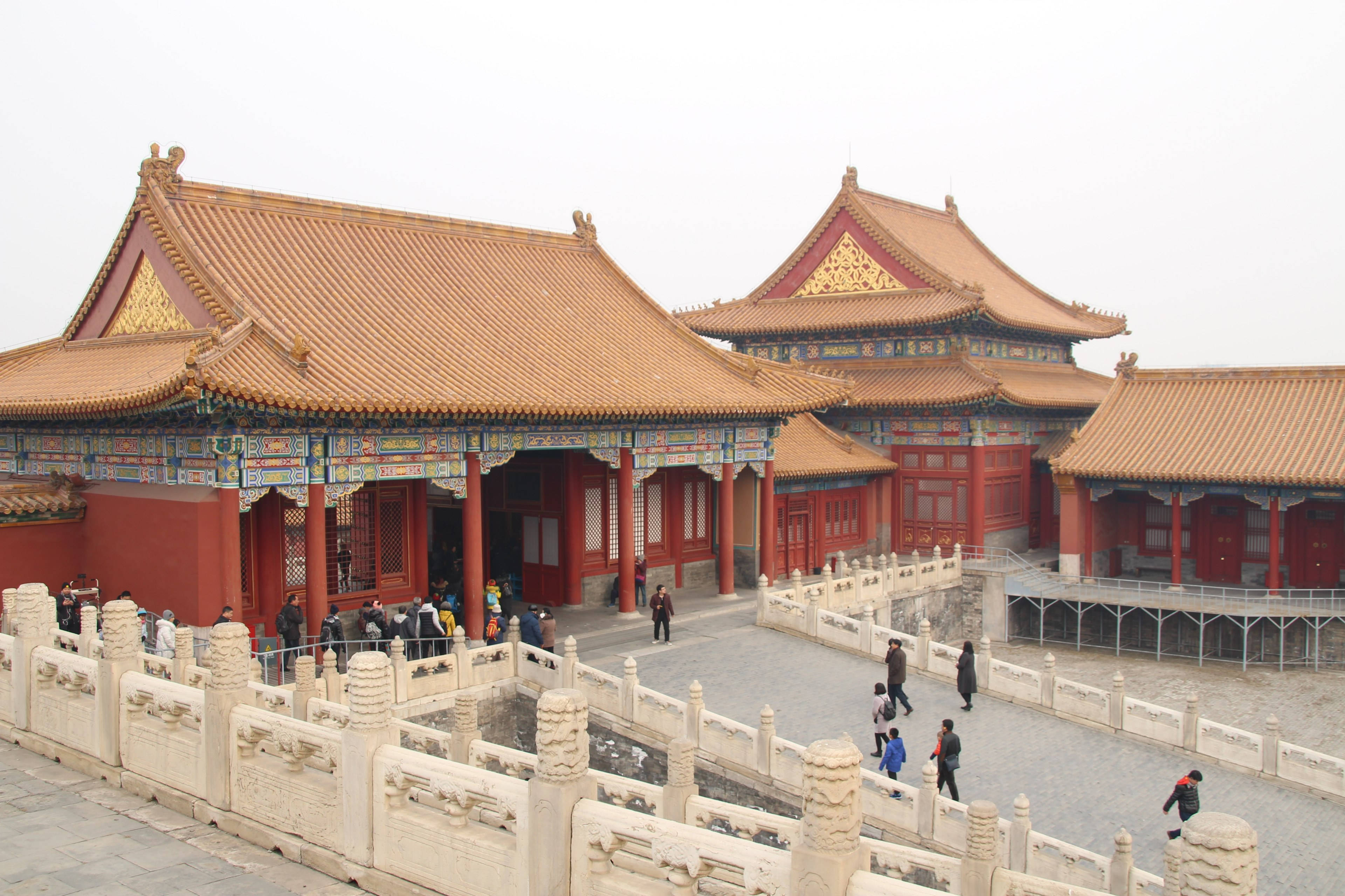 高清 桌布 壁紙 — 宏偉的傳統中國宮殿建築，擁有橙色瓦片屋頂和紅色牆壁，天空多雲。