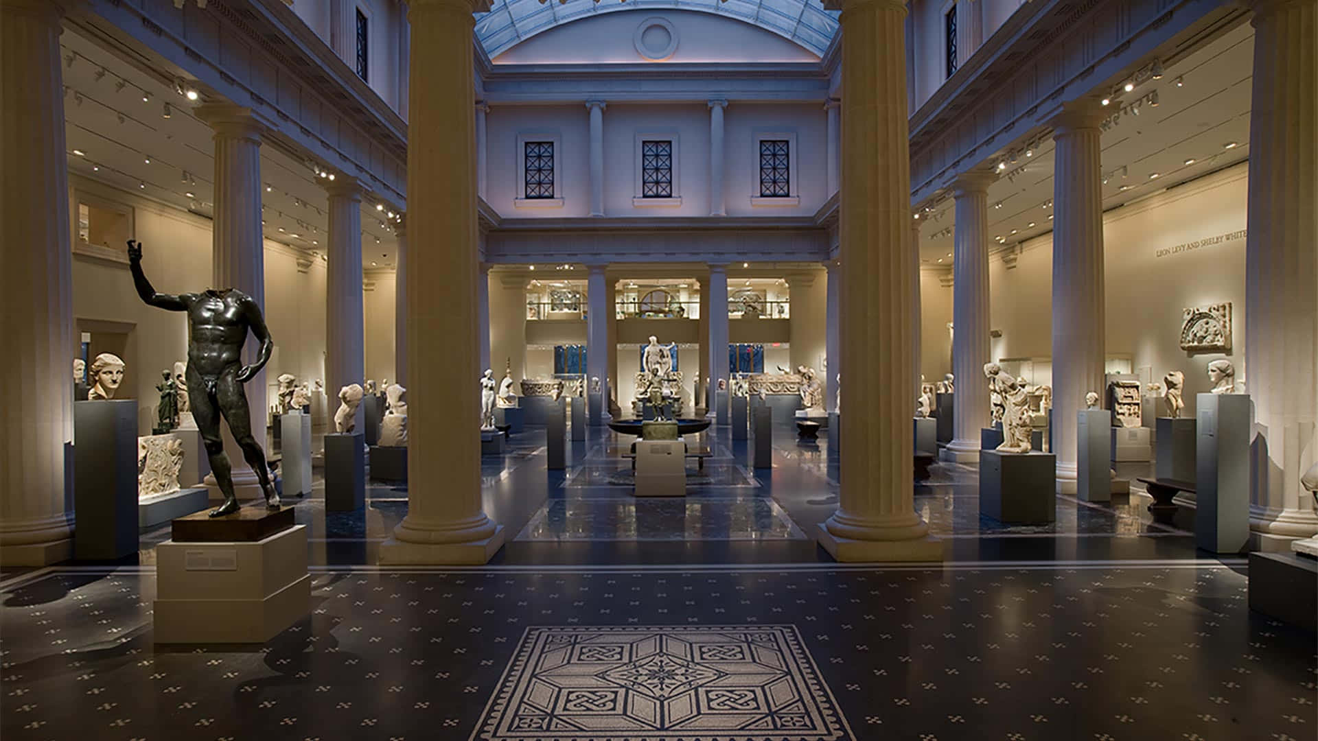 Museum 桌布 壁紙 — 宏偉的博物館大廳，玻璃穹頂下矗立著高聳的柱子和古典雕像。