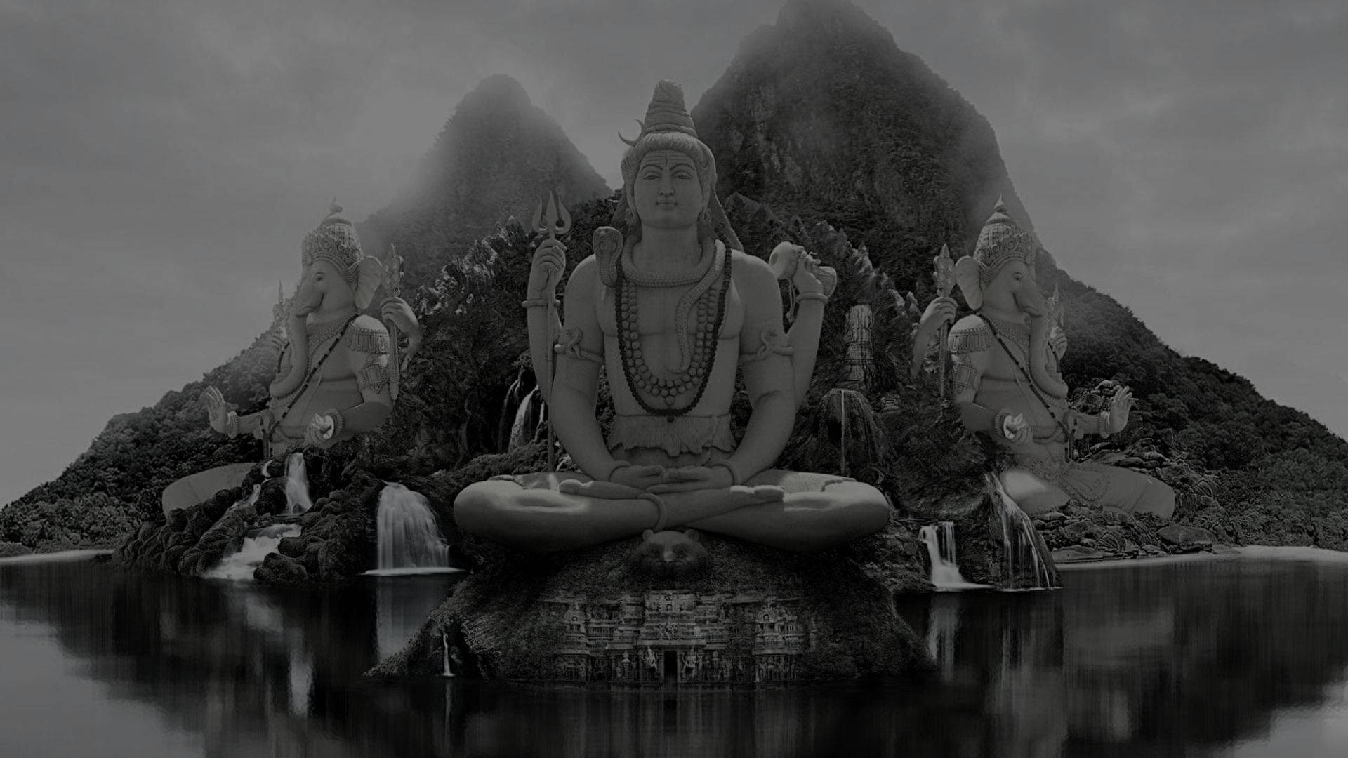 shiva dark 桌布 壁紙 — 宏偉的印度教神靈安詳地坐在霧氣繚繞的山島上，倒映在灰色天空下的平靜水域中。