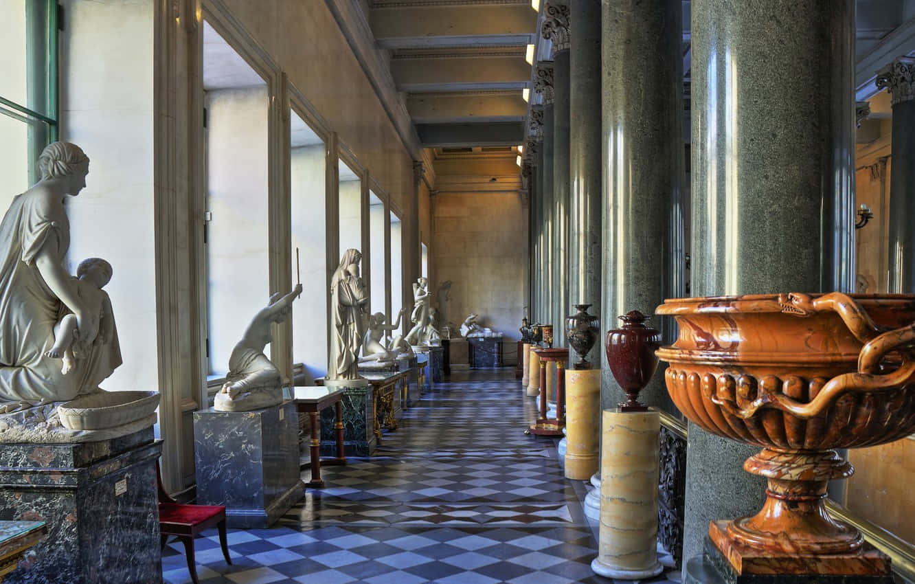 Museum 桌布 壁紙 — 宏偉的古典畫廊，高柱和棋盤地板下有大理石雕像和華麗的甕。