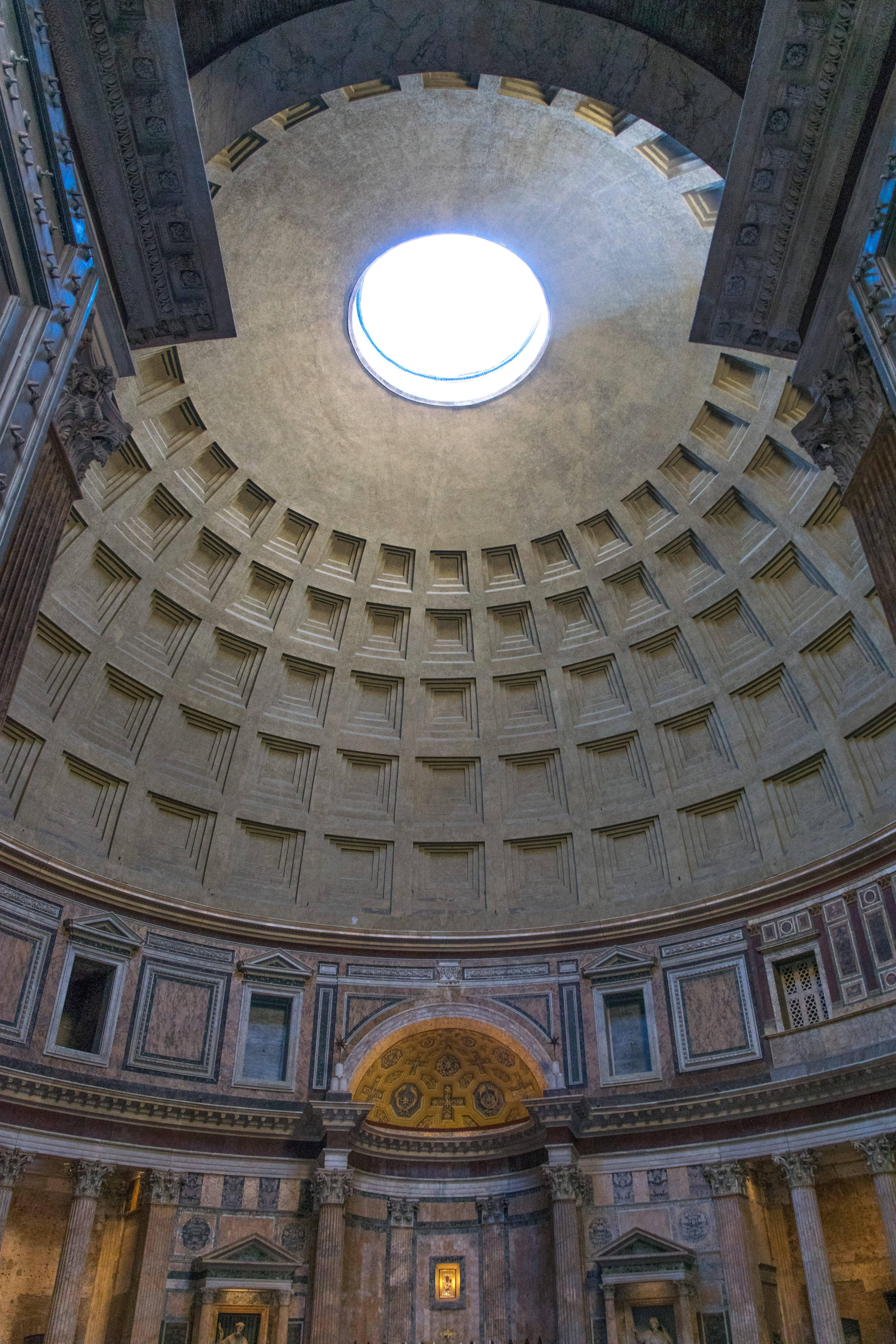 Rome 桌布 壁紙 — 宏偉的古羅馬圓頂，帶有格子天花板和中央圓孔，讓明亮的日光透入。