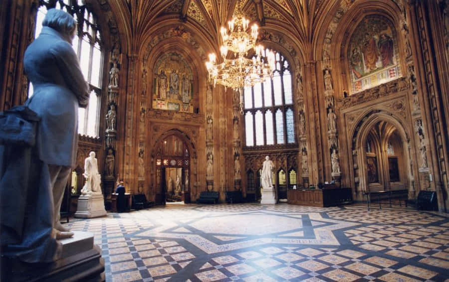 House Of Parliament 桌布 壁紙 — 宏偉的哥德式大廳，飾有華麗雕刻、雕像和巨大的吊燈，照亮了圖案瓷磚地板。