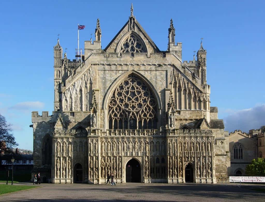 Gothic Architecture 桌布 壁紙 — 宏偉的哥德式大教堂，擁有精緻的石雕和玫瑰窗，在清澈的藍天下。
