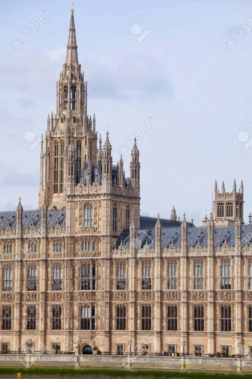 House Of Parliament 桌布 壁紙 — 宏偉的哥德式西敏宮，在陰天襯托下展現精緻的尖塔和石砌外牆。
