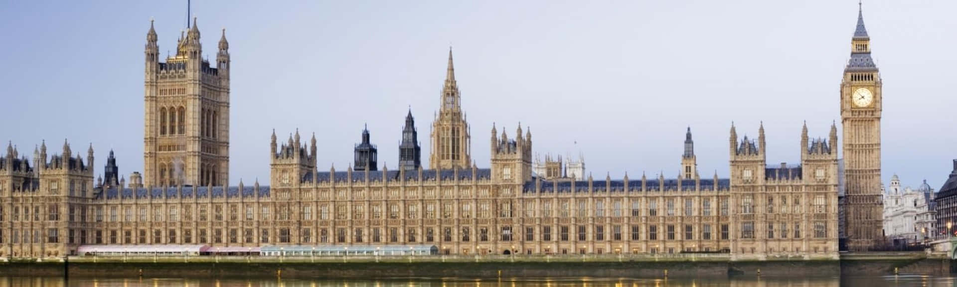 House Of Parliament 桌布 壁紙 — 宏偉的哥德式西敏宮，大笨鐘塔樓倒映在黃昏的泰晤士河中。