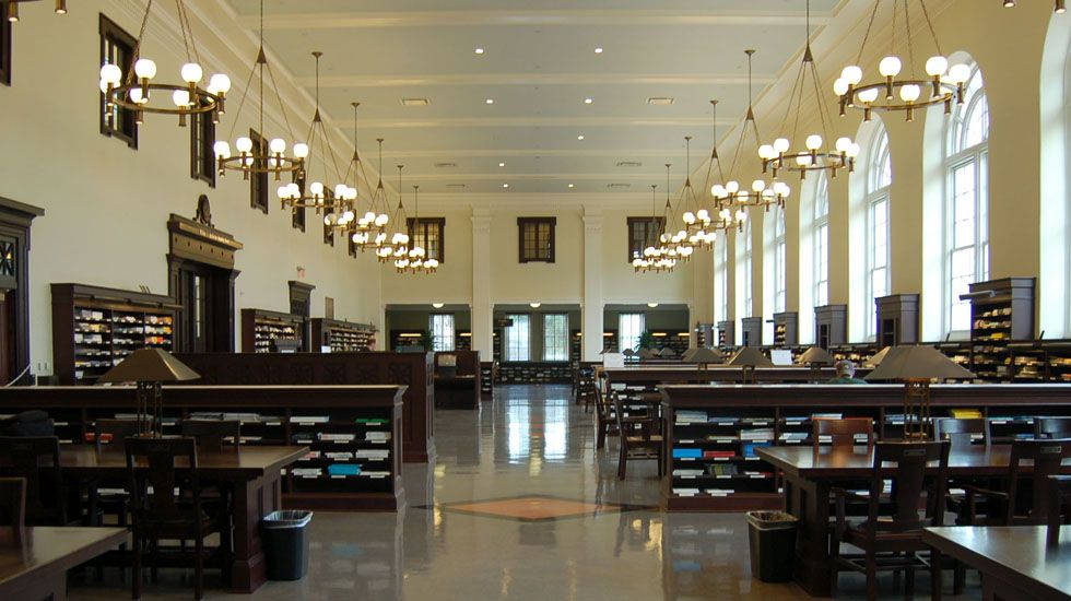 Library 桌布 壁紙 — 宏偉的圖書館大廳，高天花板、吊燈，拱形窗戶下排列著木製書桌。
