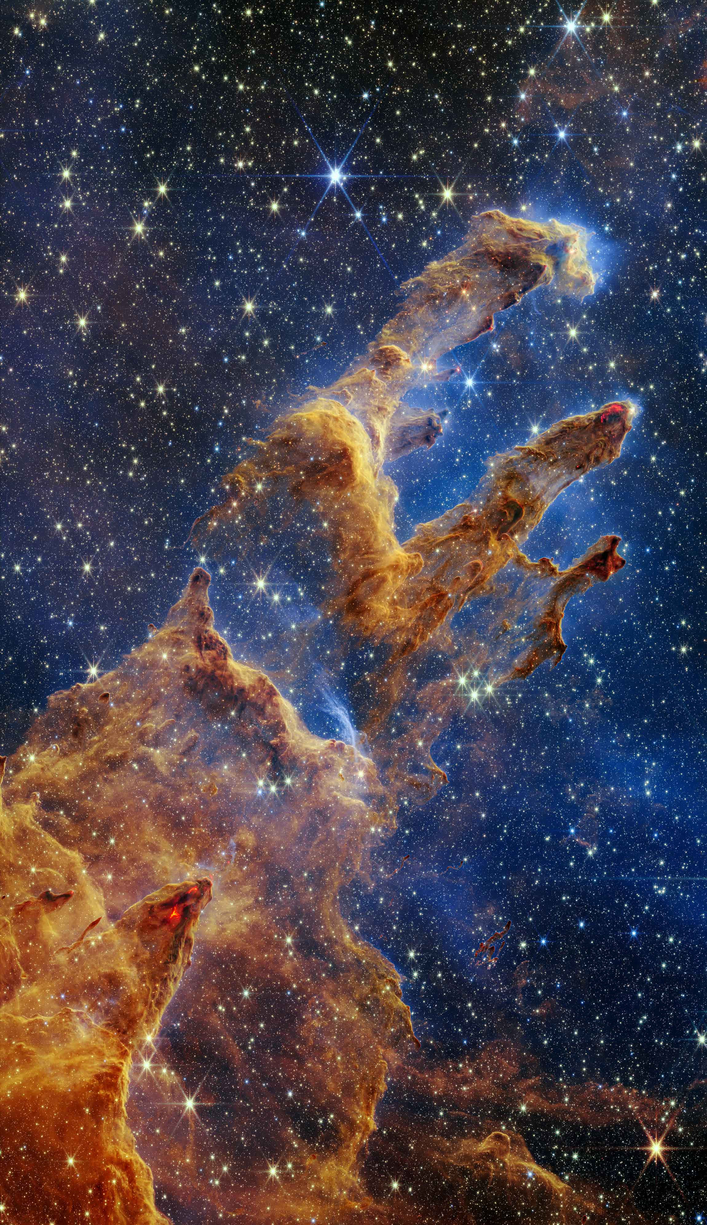 太空 桌布 壁紙 — 宏偉的宇宙氣體和塵埃柱，由新生恆星照亮，背景是星場。
