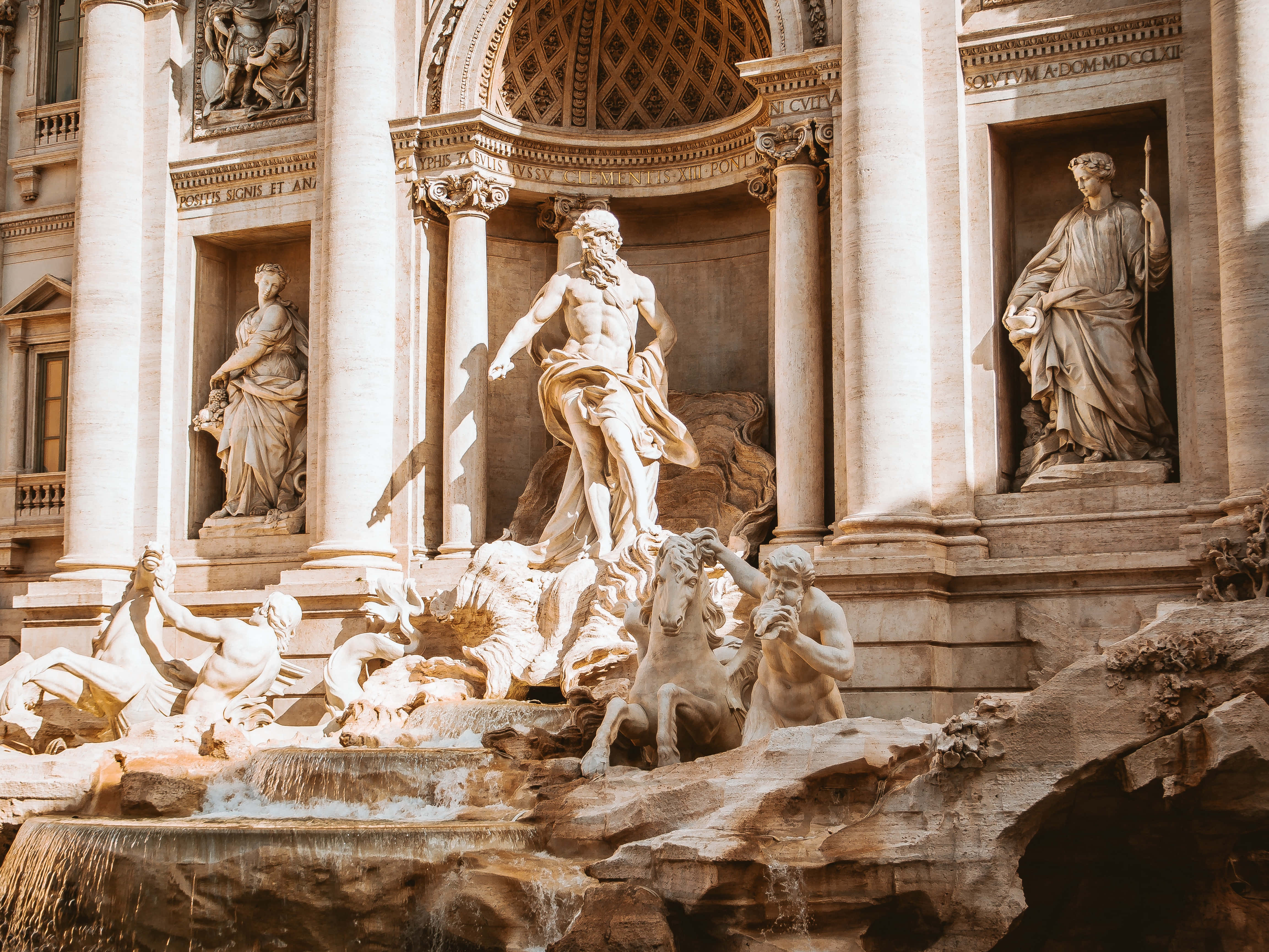 Rome 桌布 壁紙 — 宏偉的巴洛克噴泉，擁有神祇和海洋生物的大理石雕像，在溫暖陽光下水流傾瀉。