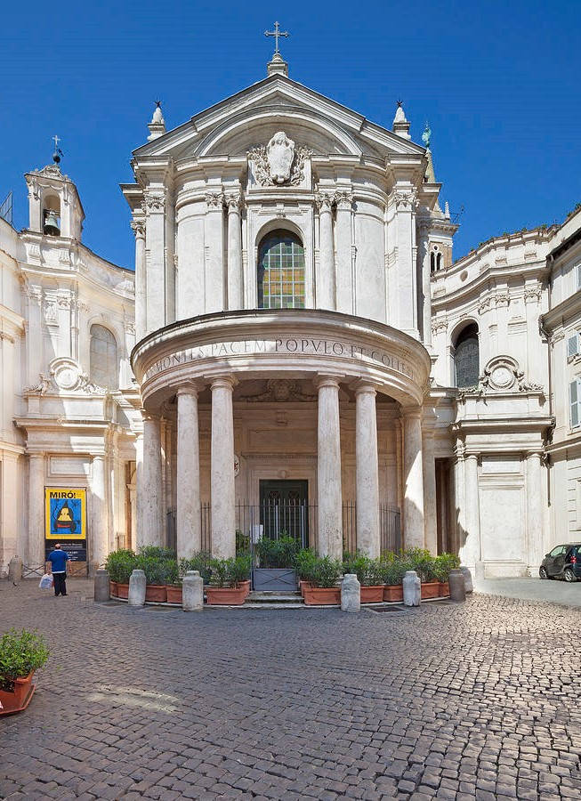 Rome 桌布 壁紙 — 宏偉的巴洛克式教堂正面，配有大理石柱和十字架，在清澈的藍天下。