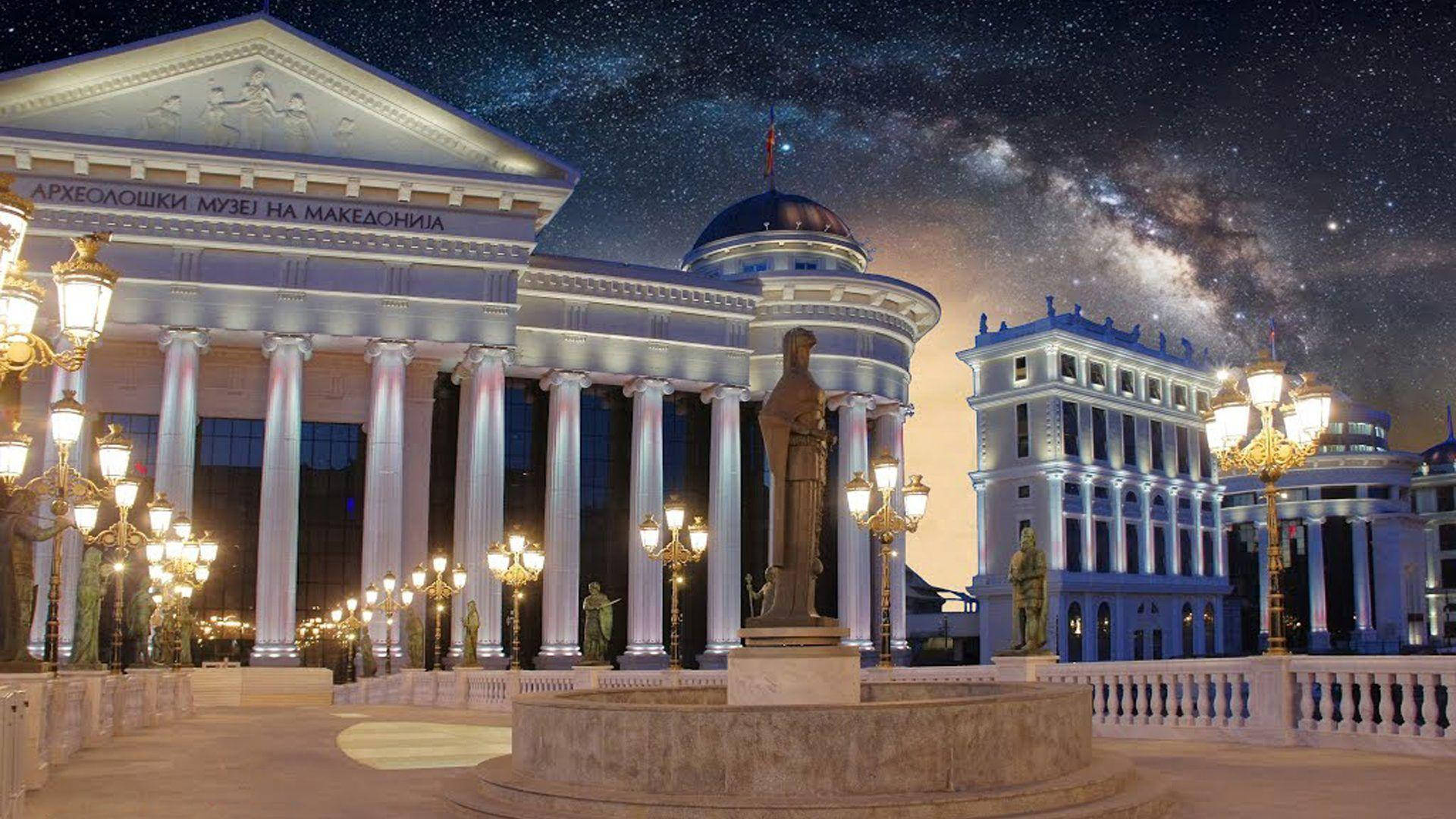 夜空 桌布 壁紙 — 宏偉的新古典主義博物館在夜晚星空下亮起燈光，銀河清晰可見。