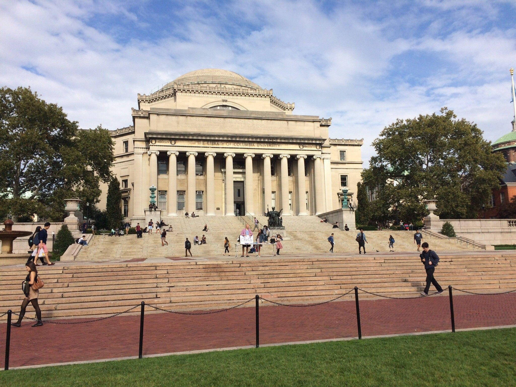 Library 桌布 壁紙 — 宏偉的新古典主義大學建築，寬闊的石階上學生熙熙攘攘，天空局部多雲。