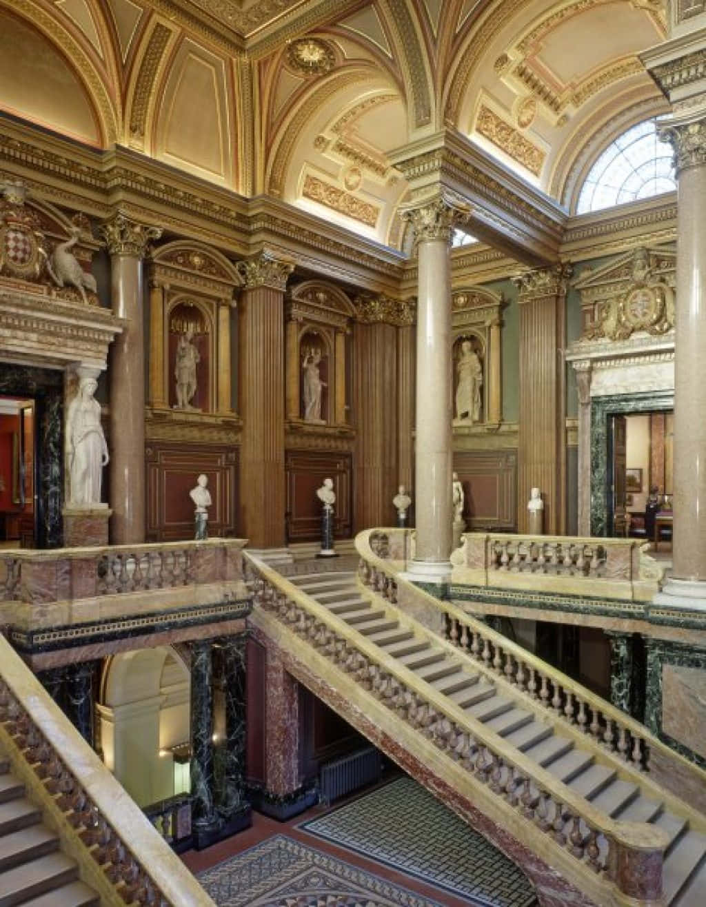 Museum 桌布 壁紙 — 宏偉的新古典主義大廳，設有拱形天花板下的大理石樓梯、雕像和華麗的金色圓柱。