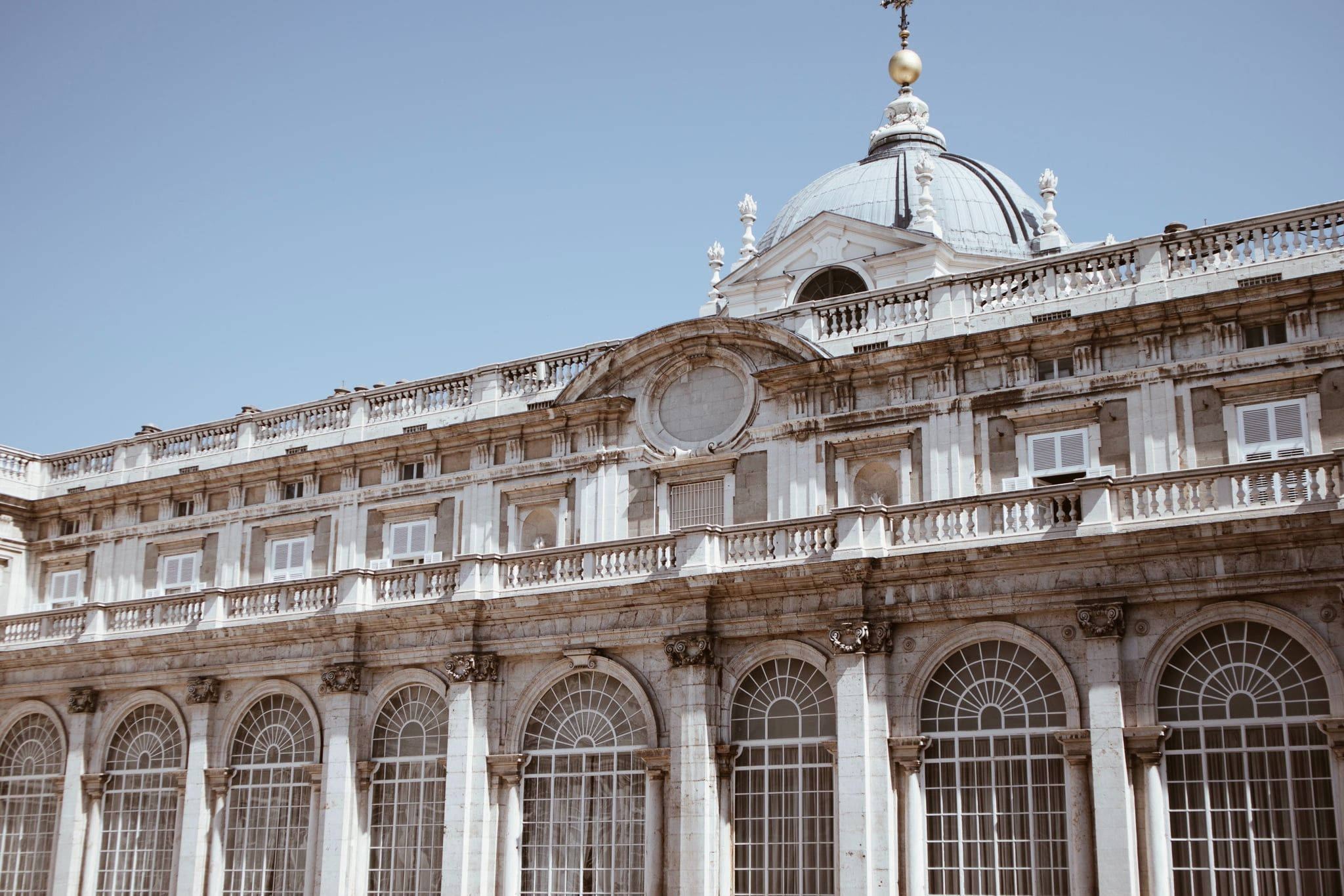 Madrid 桌布 壁紙 — 宏偉的新古典主義建築，帶有拱形窗戶和圓頂屋頂，在清澈的藍天下。