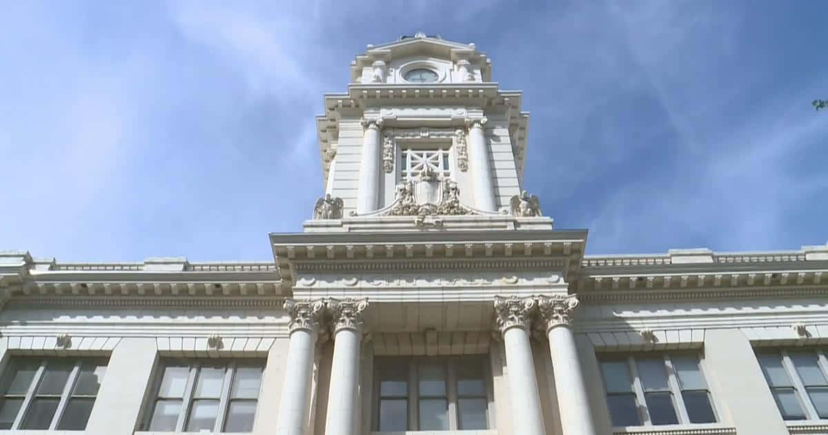 建築 桌布 壁紙 — 宏偉的新古典主義建築，擁有華麗的柱子和鐘樓，在明亮的藍天和縷縷白雲中高聳入雲。