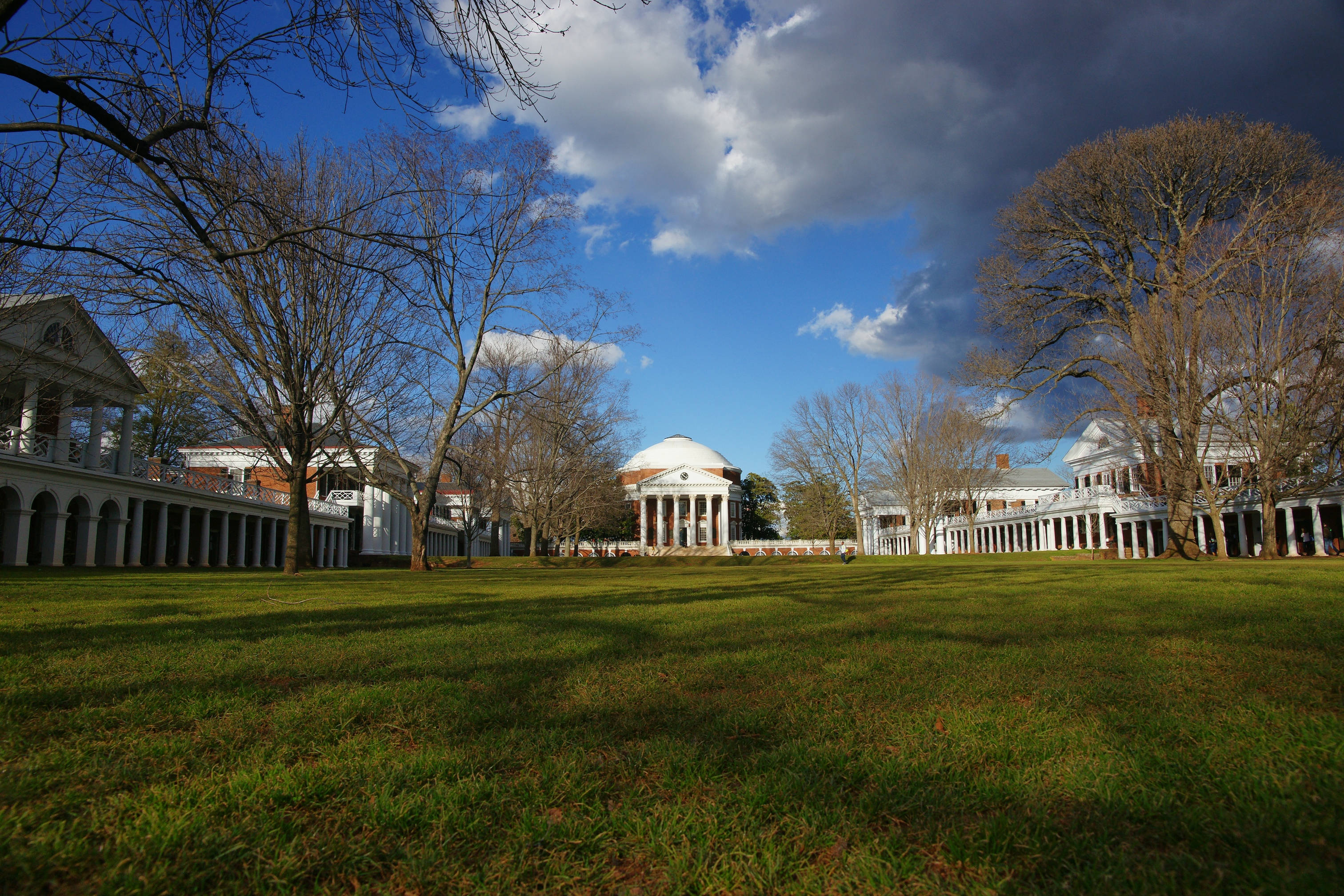 Virginia 桌布 壁紙 — 宏偉的新古典主義建築，白色柱子和圓頂對稱地矗立在廣闊的綠色草坪上，天空蔚藍，雲彩點綴。