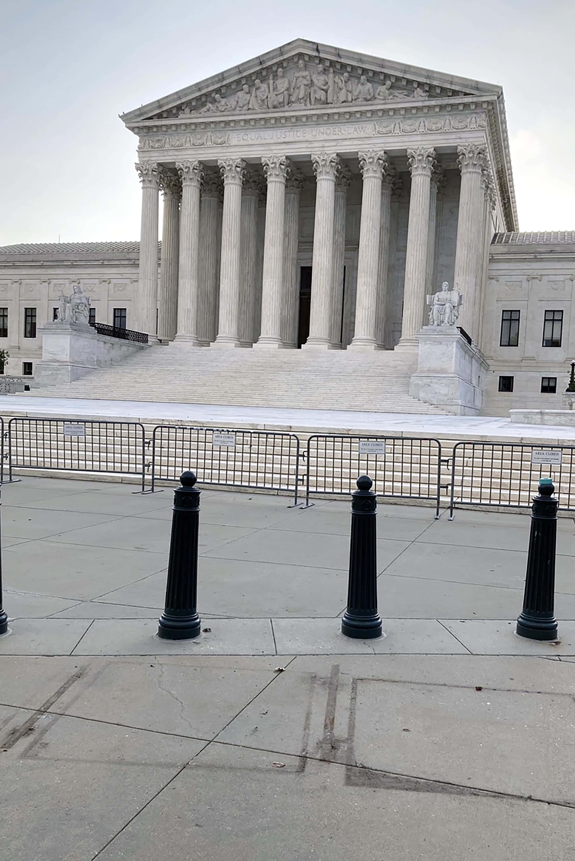 blocked 桌布 壁紙 — 宏偉的新古典主義最高法院大樓，擁有高大的柱子和大理石台階，天空陰沉。
