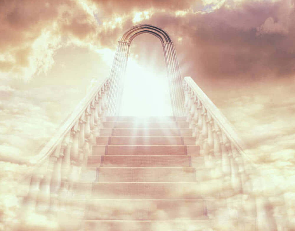 Heaven Gates 桌布 壁紙 — 宏偉的樓梯穿過雲層向上延伸，通往一道散發神聖光芒的拱門。
