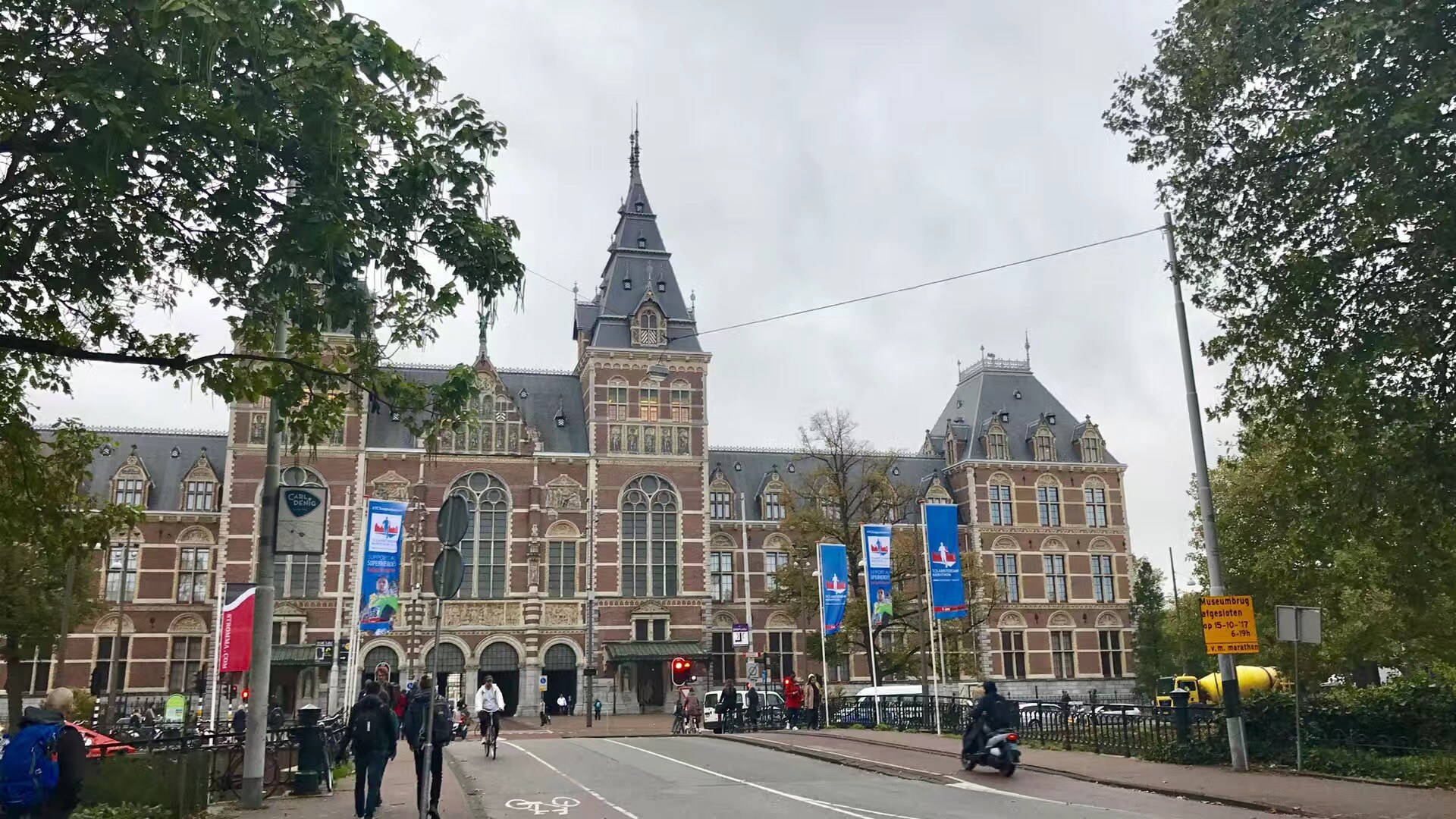 Netherlands 桌布 壁紙 — 宏偉的歷史阿姆斯特丹國家博物館，哥德式建築，人們在陰天散步。
