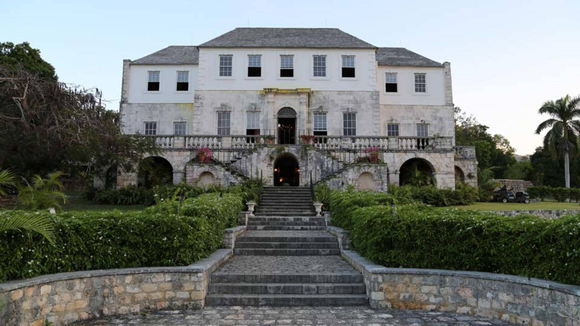 Jamaica 桌布 壁紙 — 宏偉的殖民風格大宅，石階與修剪整齊的樹籬沐浴在柔和暮光中。