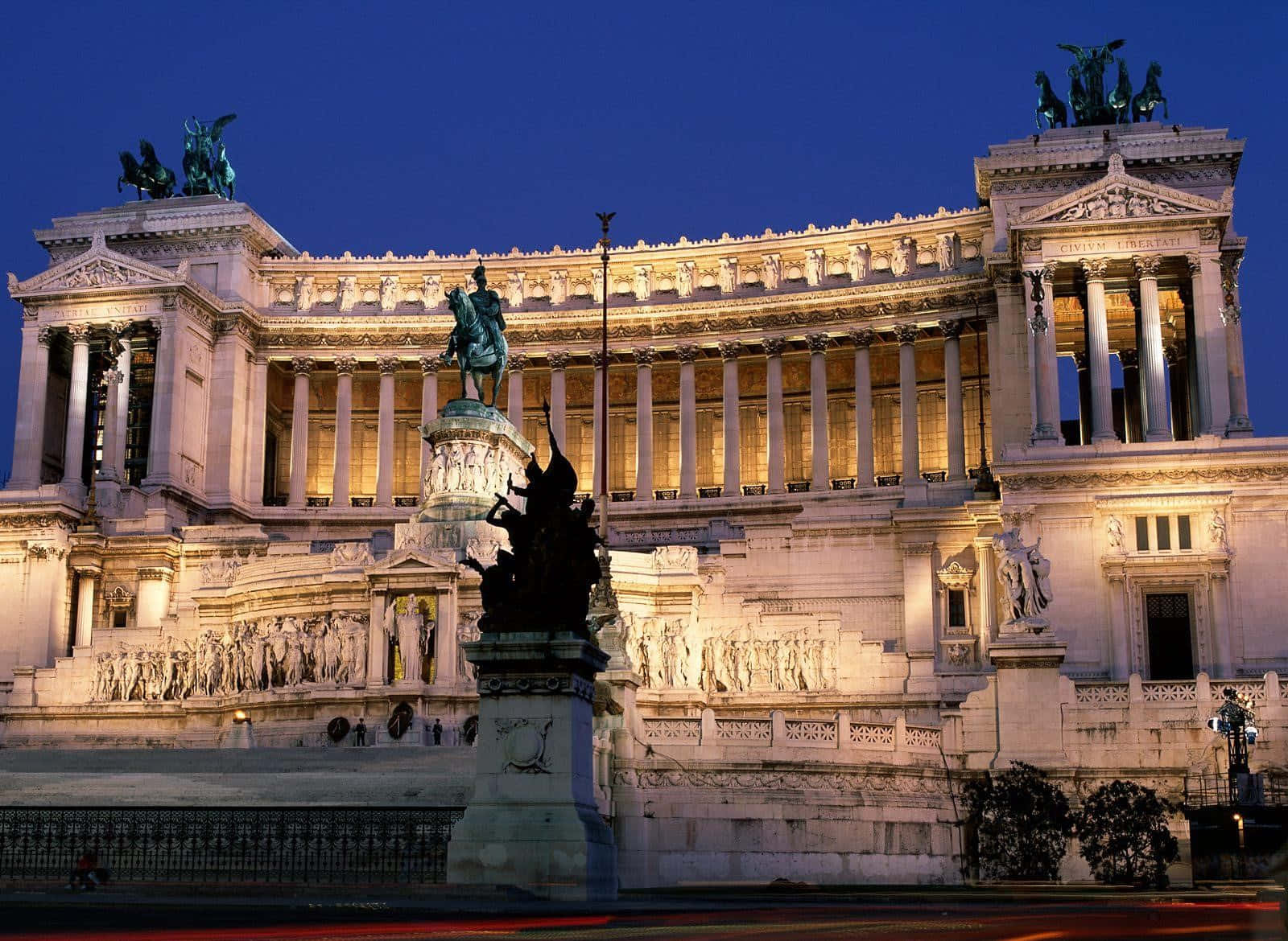 Rome 桌布 壁紙 — 宏偉的照明紀念碑，雕像和柱子於暮色天空中閃耀。