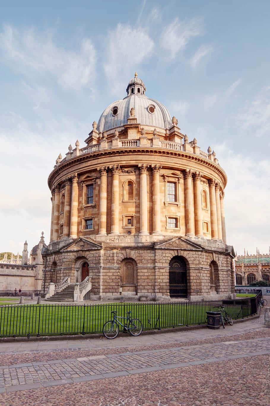 England 桌布 壁紙 — 宏偉的石造拉德克利夫相機，圓頂和柱子，在明亮的藍天和薄雲下。