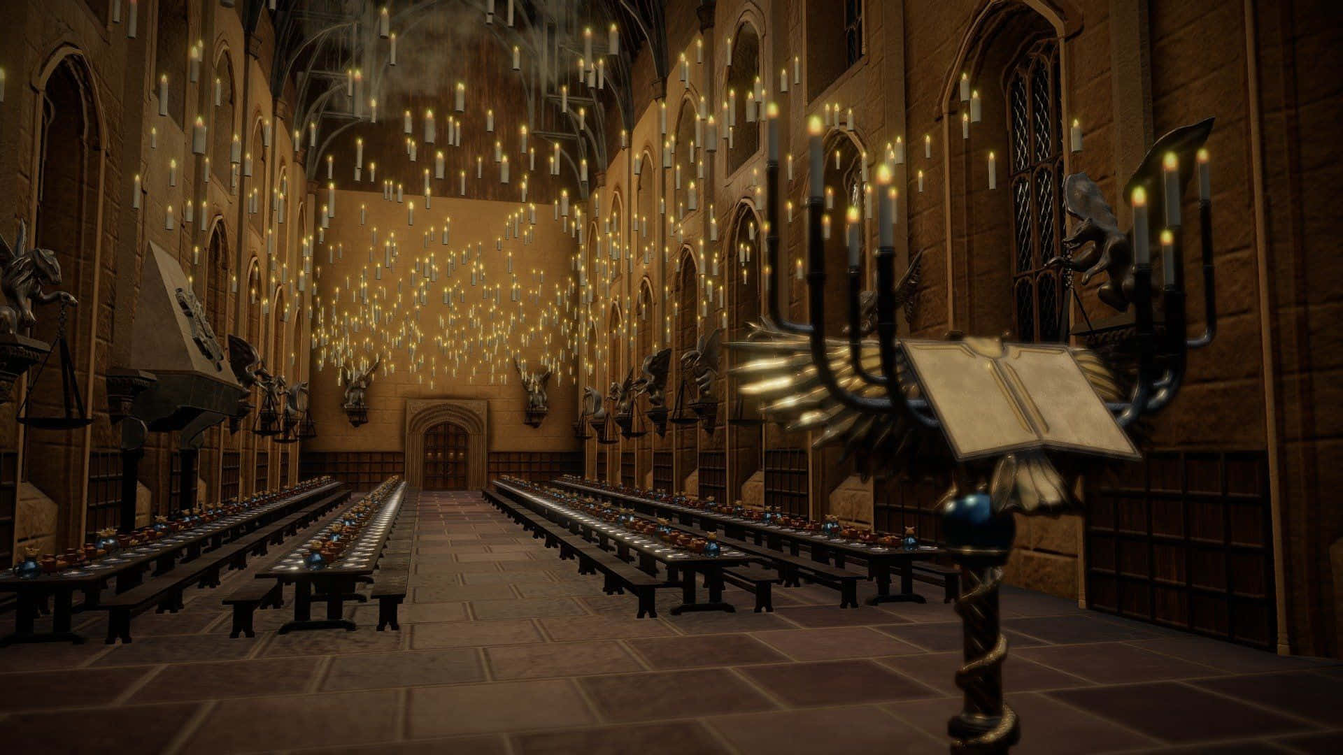 The Hogwarts Great Hall 桌布 壁紙 — 宏偉的石頭大廳，內有長桌、燭台吊燈和施了魔法的漂浮蠟燭，散發溫暖的金色光芒。