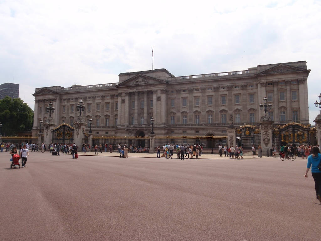 England 桌布 壁紙 — 宏偉的石頭宮殿，裝飾華麗的大門，雲層下擠滿遊客。
