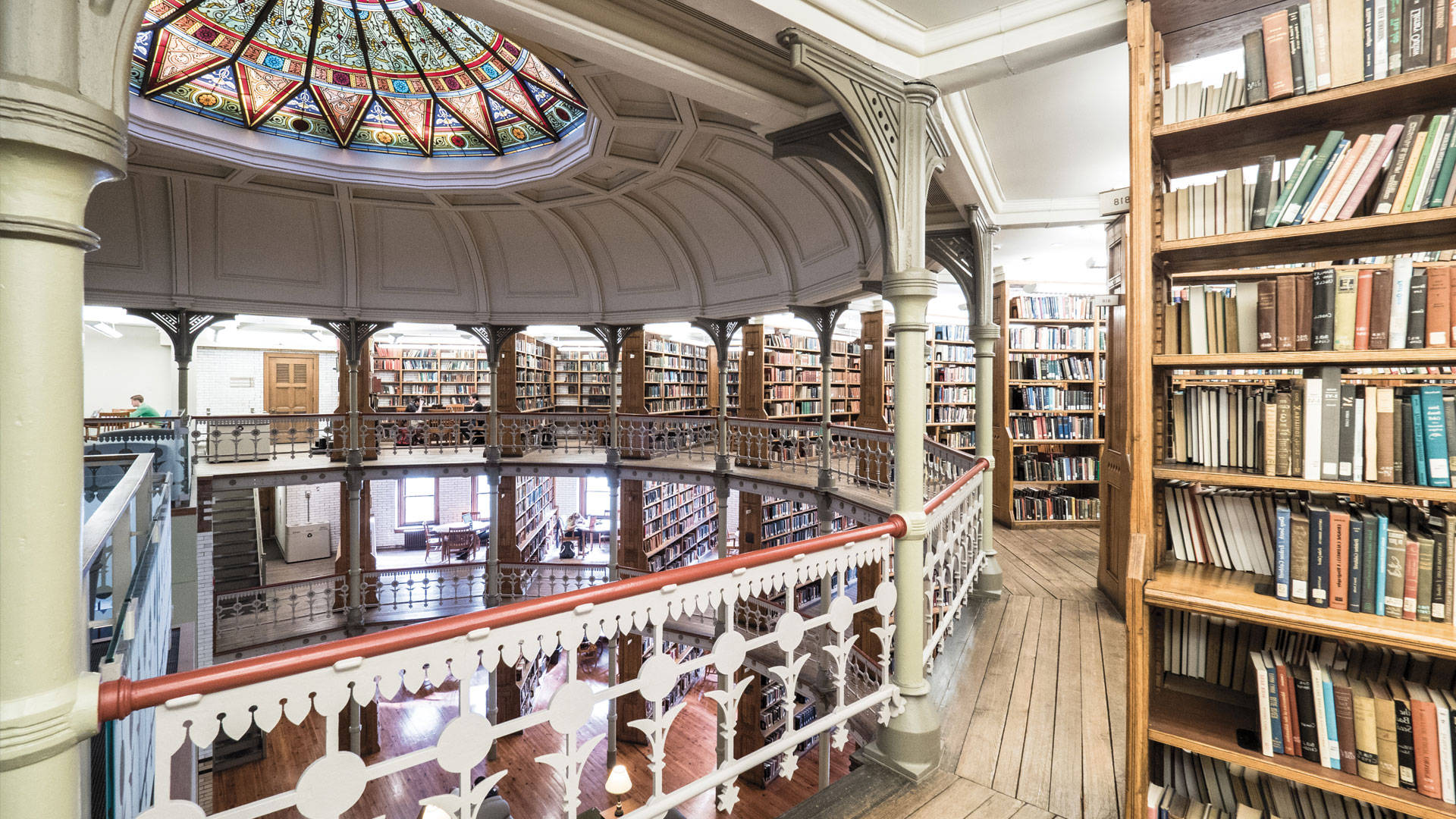 Library 桌布 壁紙 — 宏偉的維多利亞式圖書館，帶有華麗的鐵藝陽台和頭頂上色彩繽紛的彩色玻璃圓頂。