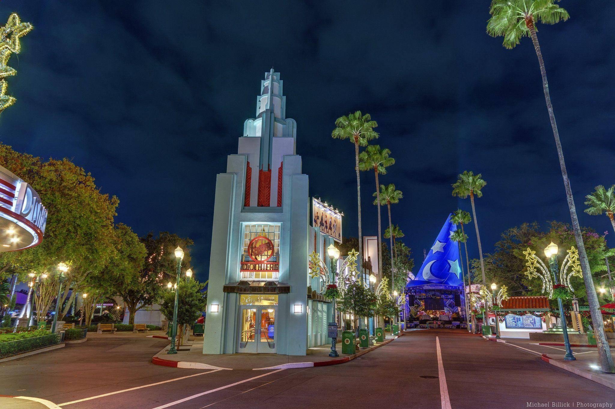Universal Studios 桌布 壁紙 — 宏偉的裝飾藝術風格劇院在夜空下被棕櫚樹和節日燈光照亮。