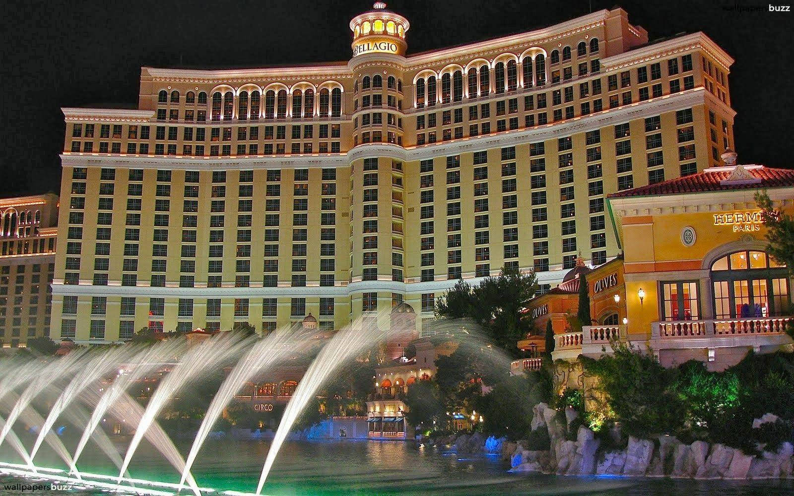 Las Vegas 桌布 壁紙 — 宏偉的貝拉吉奧酒店在夜晚亮起燈光，前方有絢麗的噴泉噴水。