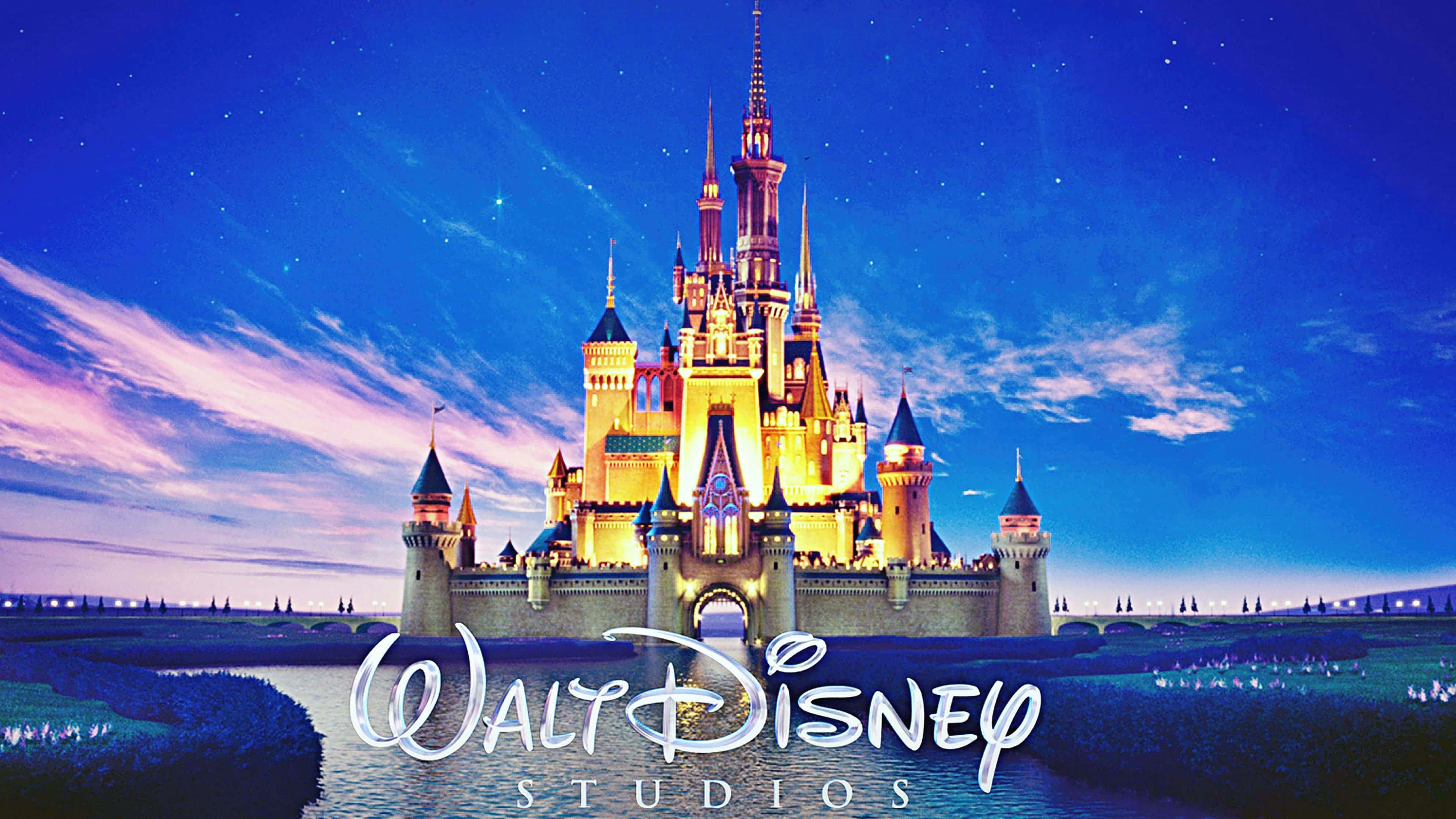 walt disney 桌布 壁紙 — 宏偉的迪士尼城堡在星空和柔和粉紅雲朵的暮色天空下溫暖地發光。
