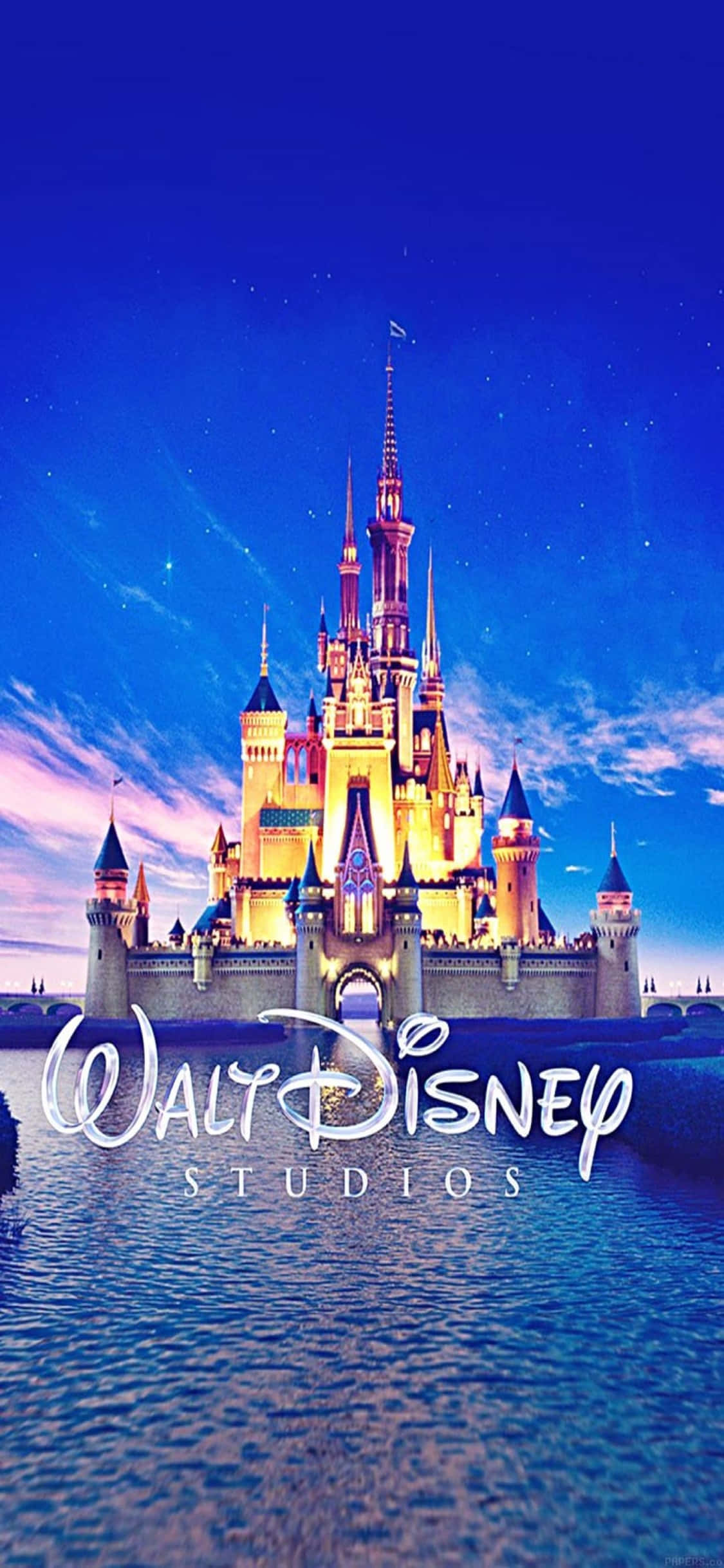 walt disney 桌布 壁紙 — 宏偉的迪士尼城堡在暮色天空的映照下溫暖發光，倒映在漣漪的水面上。