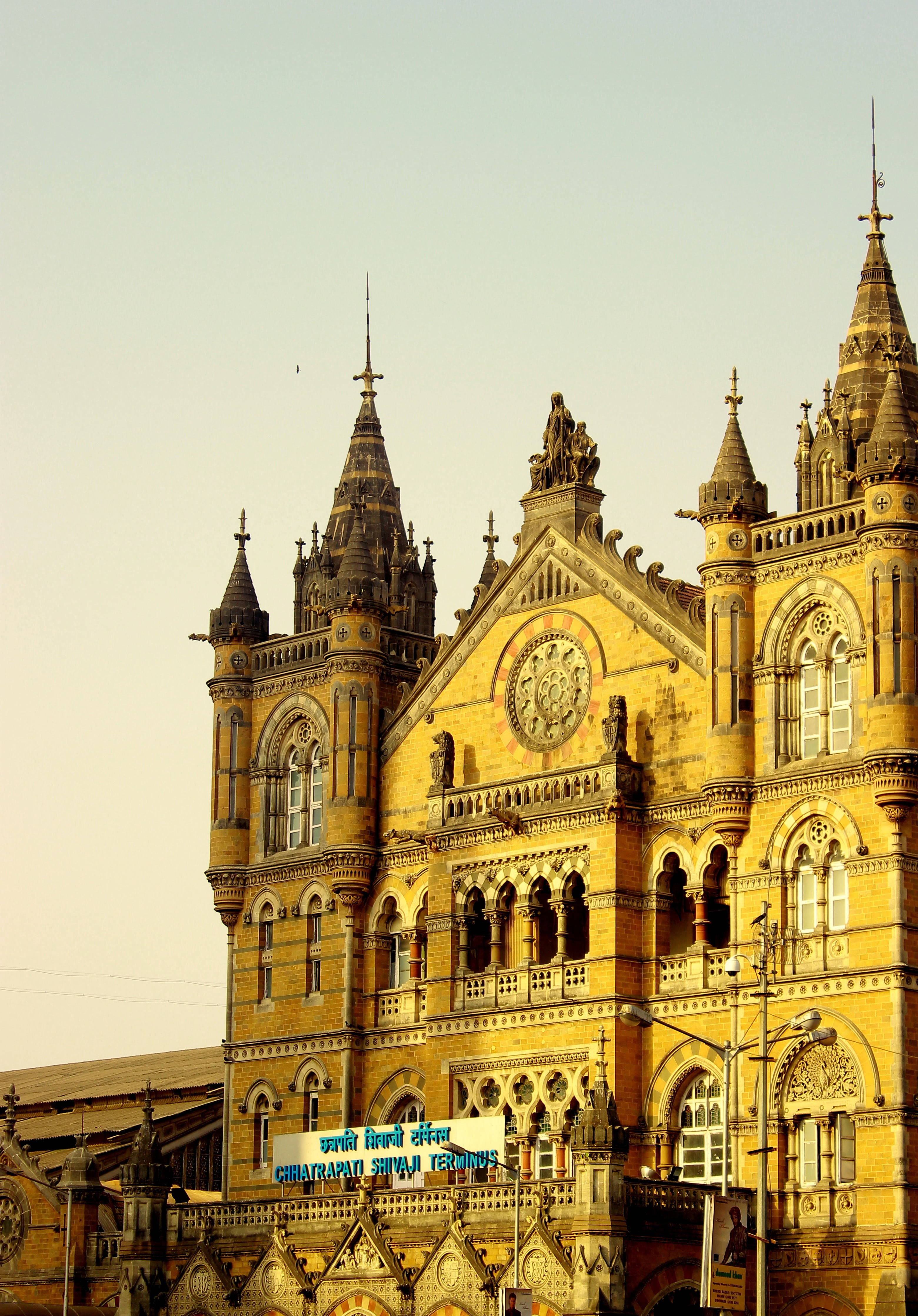 Mumbai 桌布 壁紙 — 宏偉的黃色哥德復興式建築 Chhatrapati Shivaji Terminus，沐浴在溫暖的金色時刻光線中。