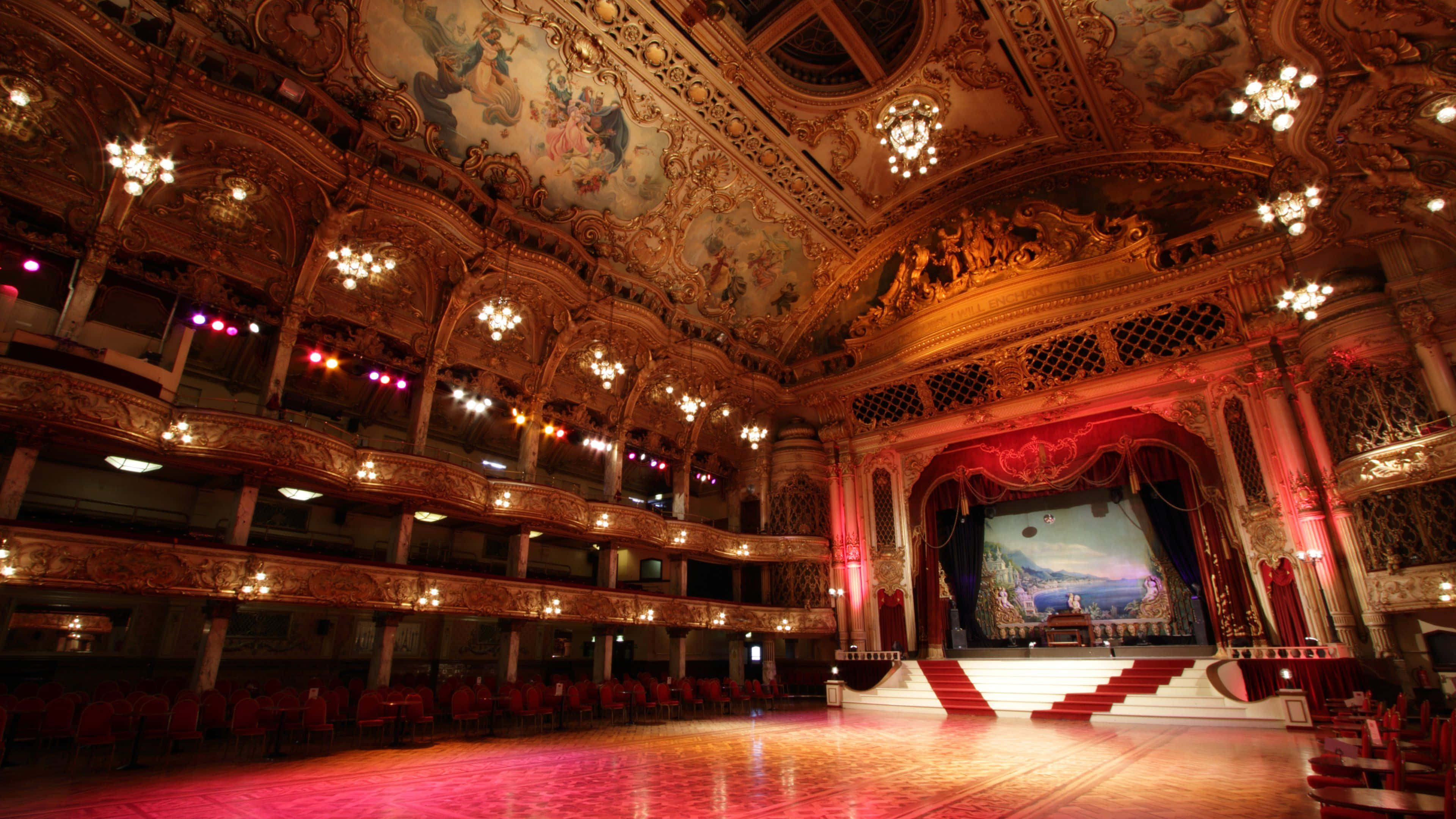 Ballroom 桌布 壁紙 — 宏偉華麗的劇院，設有鍍金陽台、吊燈和紅色天鵝絨窗簾，在溫暖的環境燈光下。