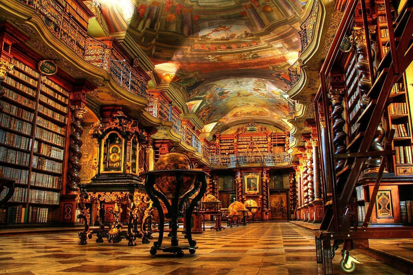 The Hogwarts Library 桌布 壁紙 — 宏偉華麗的圖書館，擁有高聳的書架、鍍金天花板和古董地球儀，沐浴在溫暖的金色光芒中。