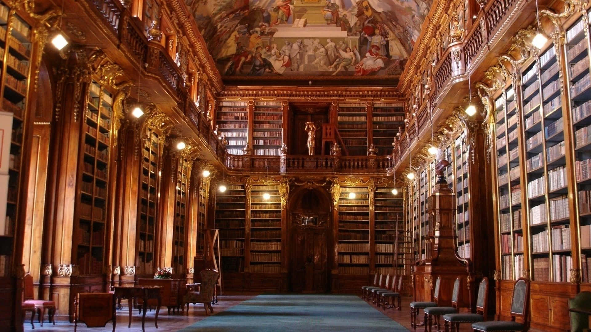 The Hogwarts Library 桌布 壁紙 — 宏偉華麗的圖書館，設有高聳的木製書架、鍍金細節，以及描繪古典場景的彩繪天花板。